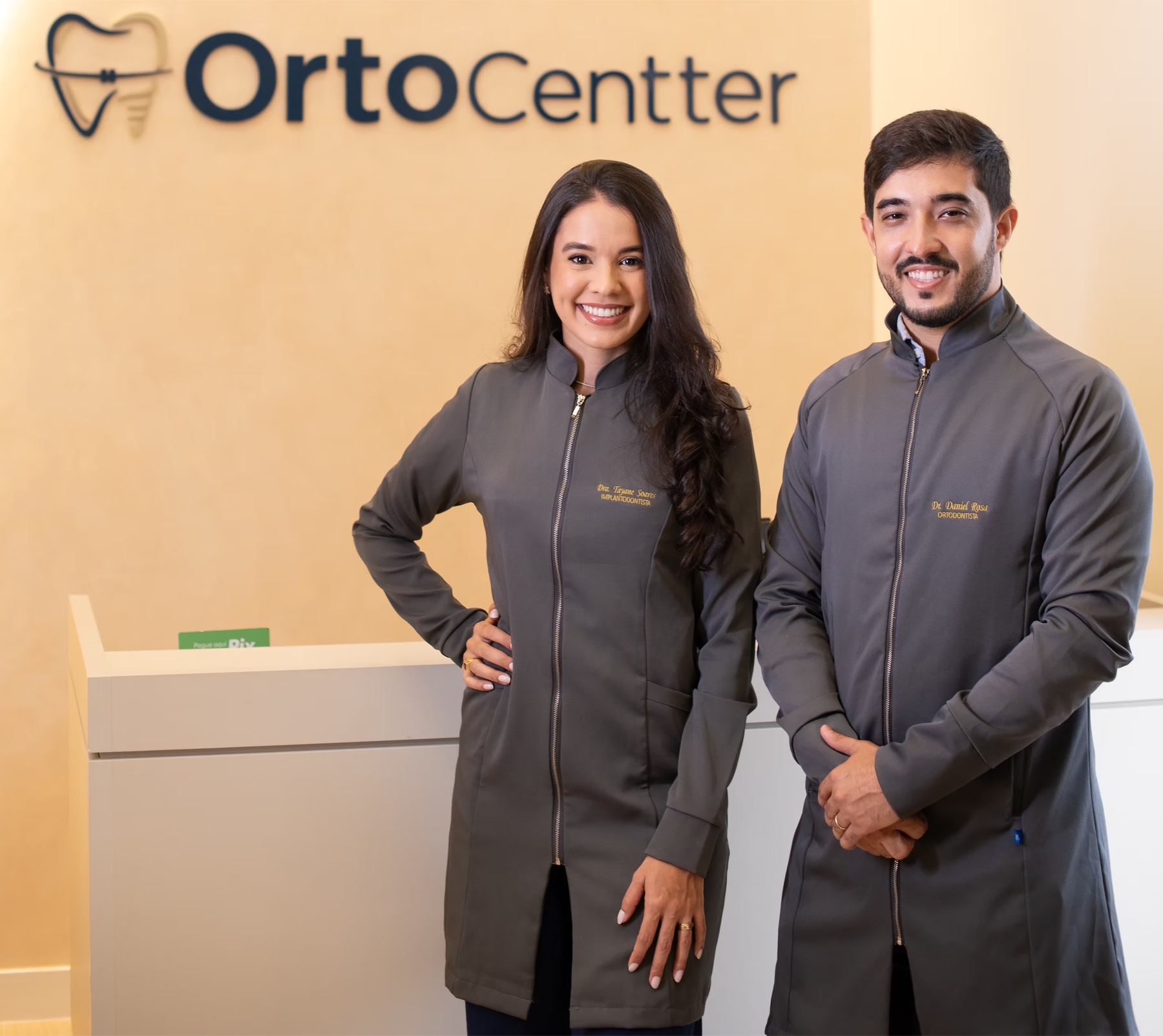 Dra. Tayane Soares e Dr. Daniel Rosa na recepção da OrtoCentter